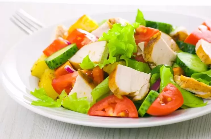 salad với rau và thịt gà cho chế độ ăn không có carbohydrate