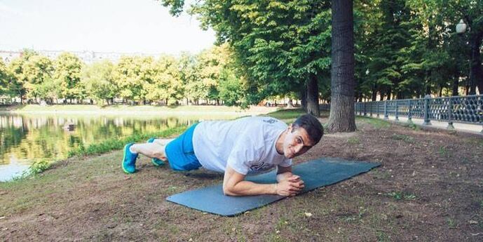 người đàn ông tập plank để giảm cân